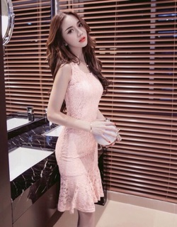 D155-ĐẦM ÔM REN ĐUÔI CÁ CỔ VUÔNG 