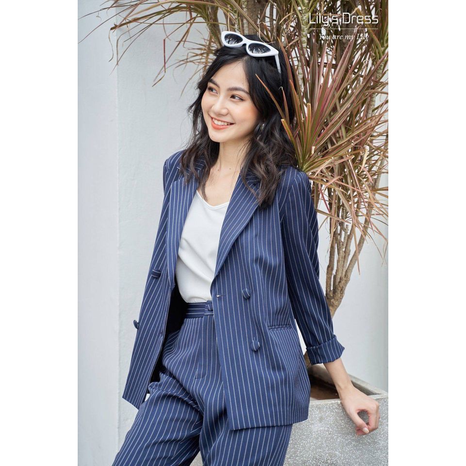 Set Blazer Kẻ Xanh Navy 4 cúc dáng ngắn + quần âu by Lilie | BigBuy360 - bigbuy360.vn