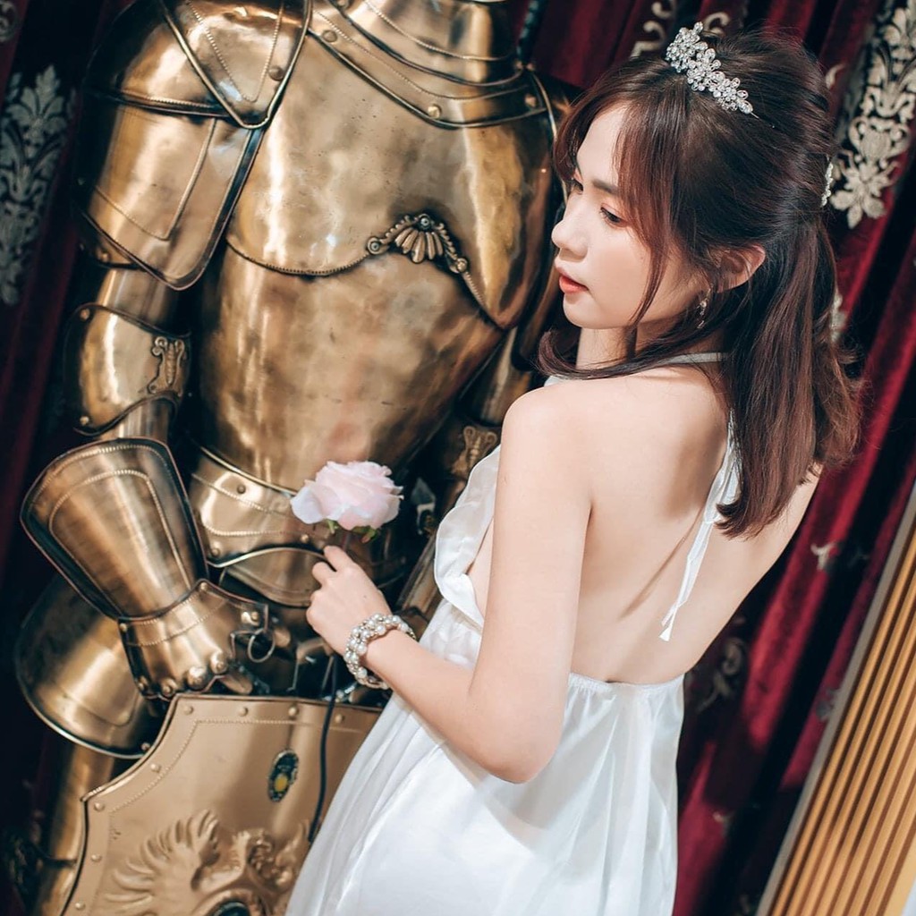 Váy ngủ lụa hở lưng cổ V nhúng bèo có dây thắt nơ gợi cảm (màu trắng)
