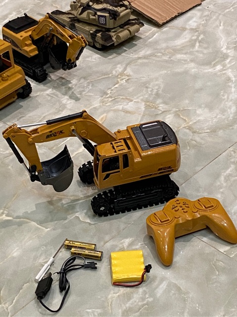 Đồ Chơi Trẻ Em Máy Xúc Điều Khiển Từ Xa Gầu Kim Loại Pin 700Mah 4.8V