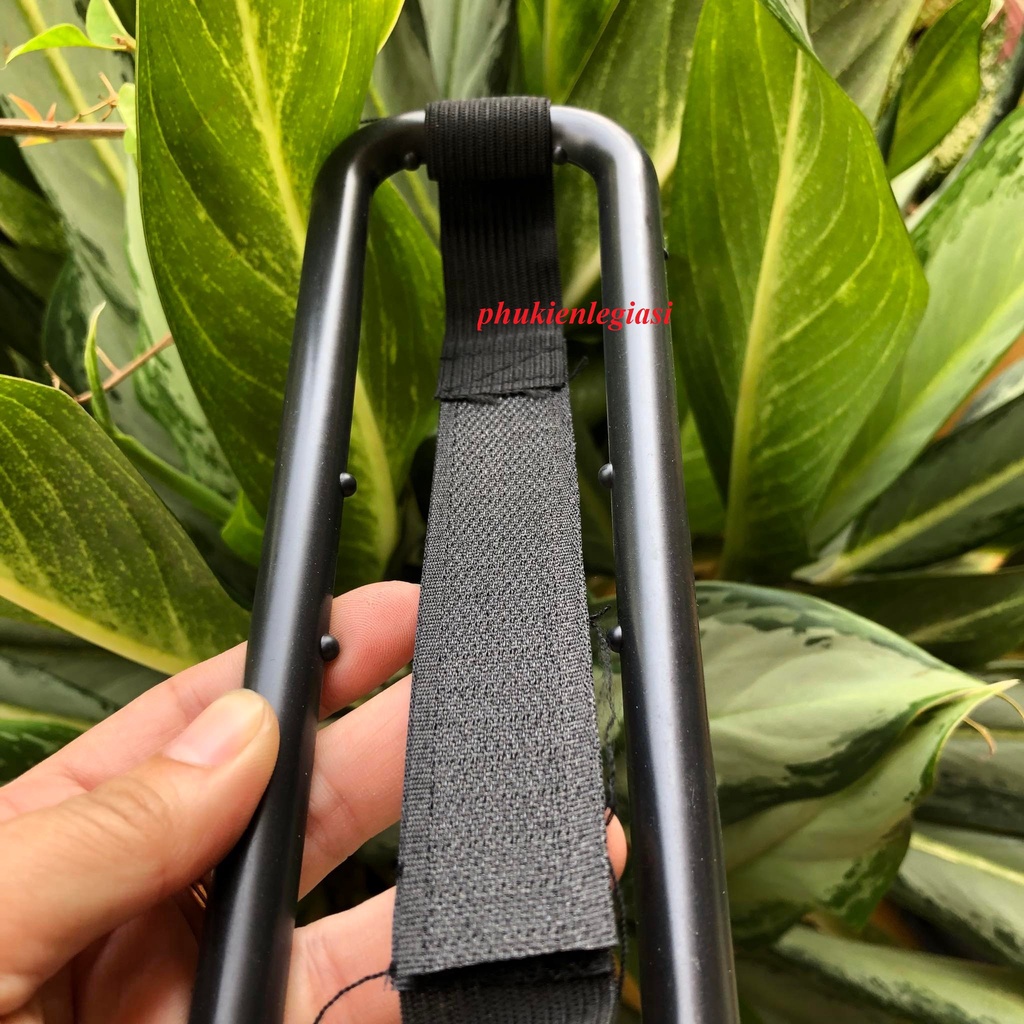 Kệ treo hộp khăn giấy tiện dụng trên xe hơi