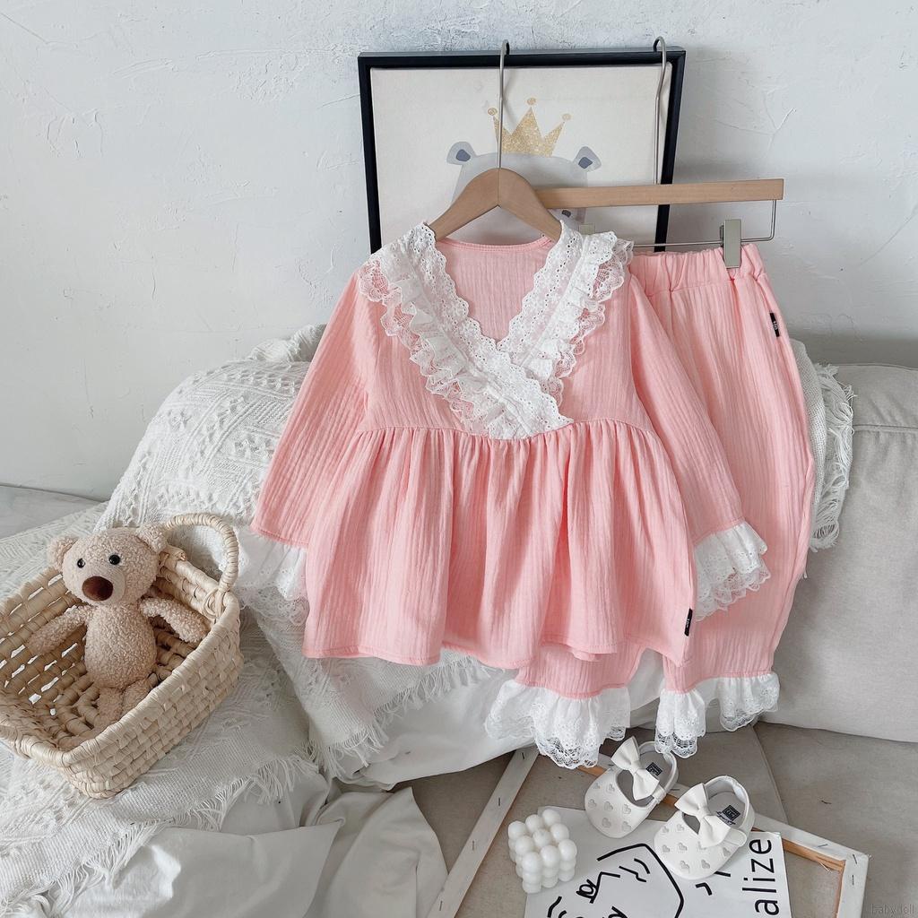 Set đồ ngủ 2 món gồm áo cổ tròn tay dài và quần dài phối ren cho bé gái
