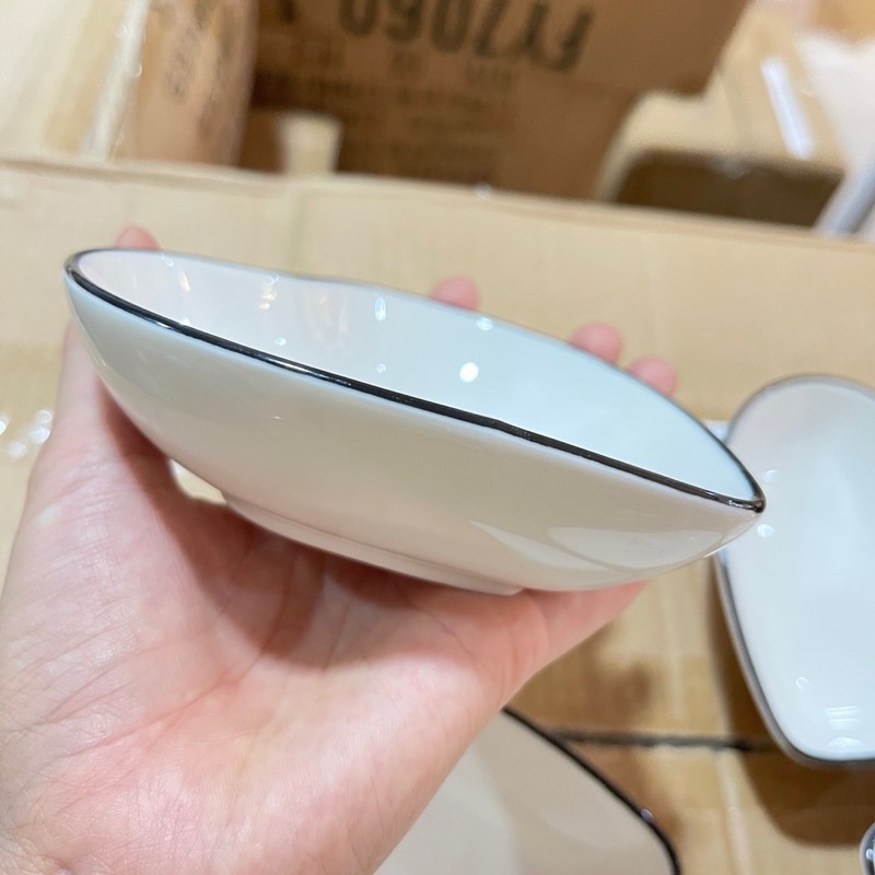 Bát trái tim viền đen