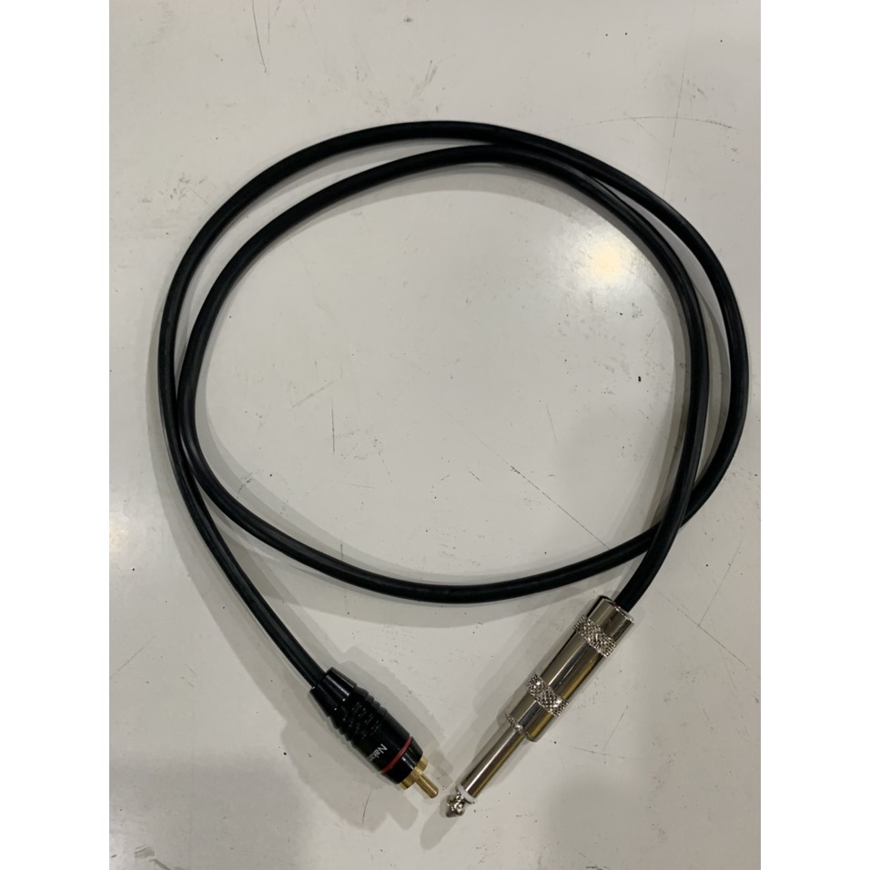 Cáp truyền tín hiệu âm thanh.Là cáp chuyển từ đầu AV ( hoa sen ) đực sang cắm jack 6mm. SP chất lượng cao