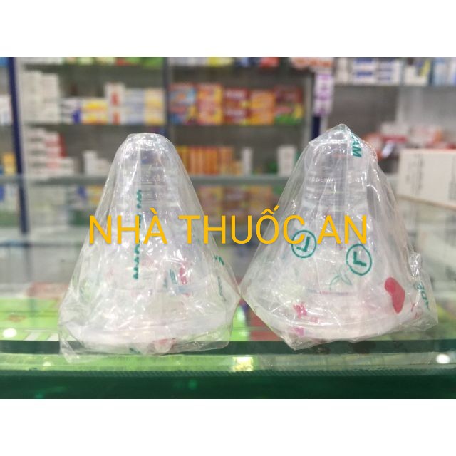 Núm ty thay bình sữa cho bé