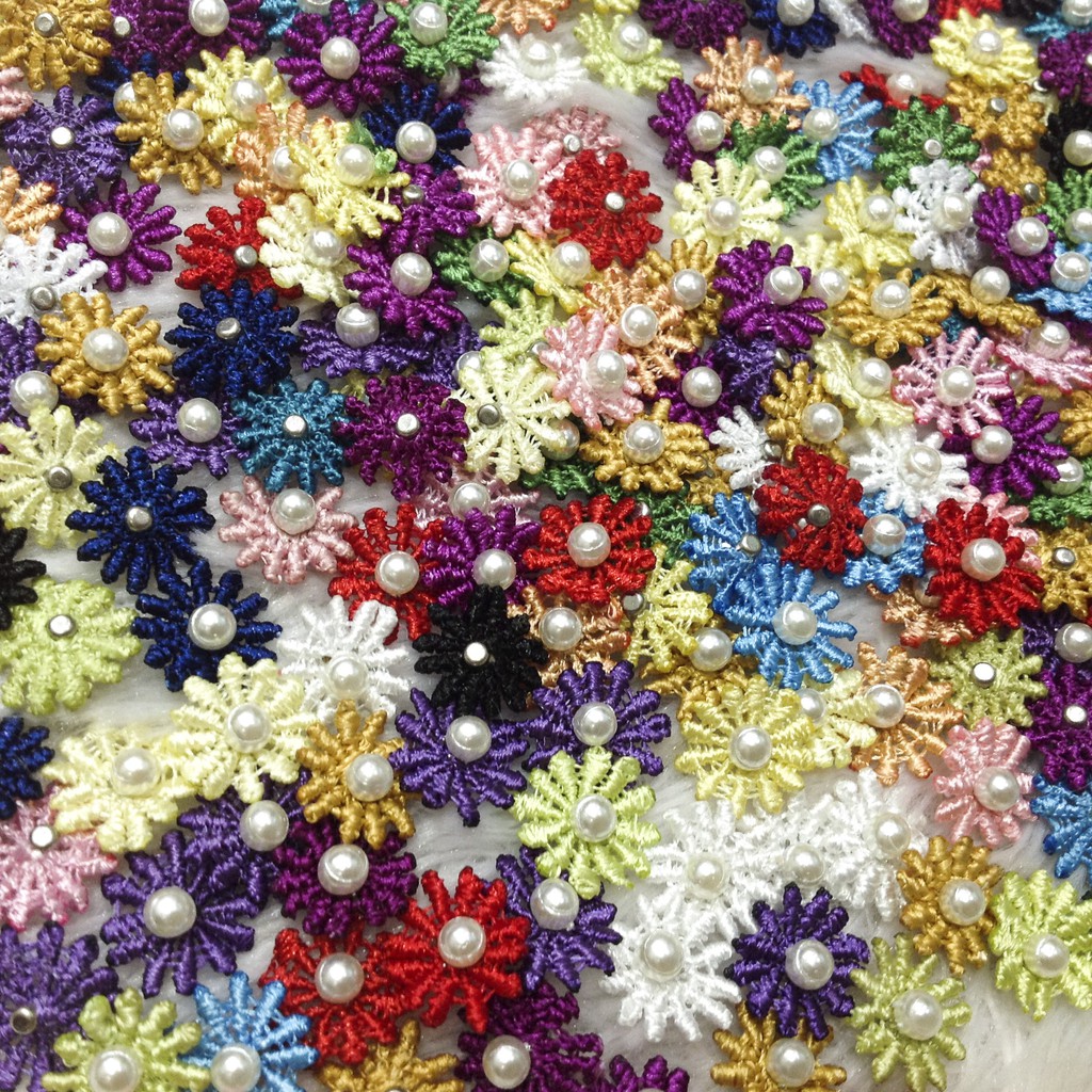 Gói 25 hoa mai thạch thảo thêu 3d đính cườm trai kết áo trang trí váy đầm size 1.2cm