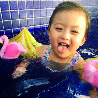 Phao tay tập bơi cho bé