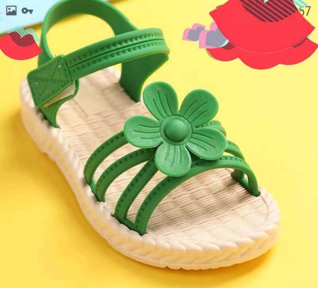 (Hàng mới) Sandal nhựa dẻo mềm hình hoa cúc/giả cói/Bé gái