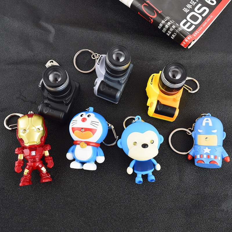 Móc Khóa Hình Búp Bê Siêu Anh Hùng Gắn Đèn LED Phát Sáng