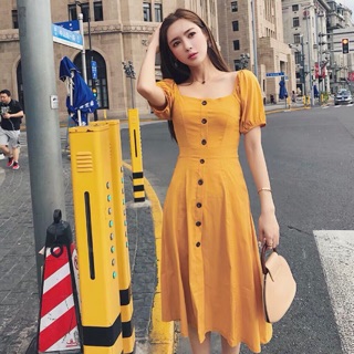 Đầm vàng cổ vuông tay bo