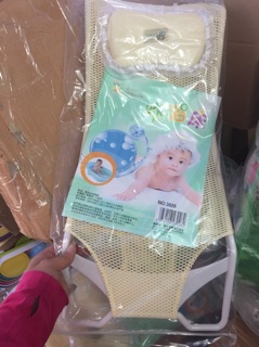 Giường lưới tắm gội cho bé