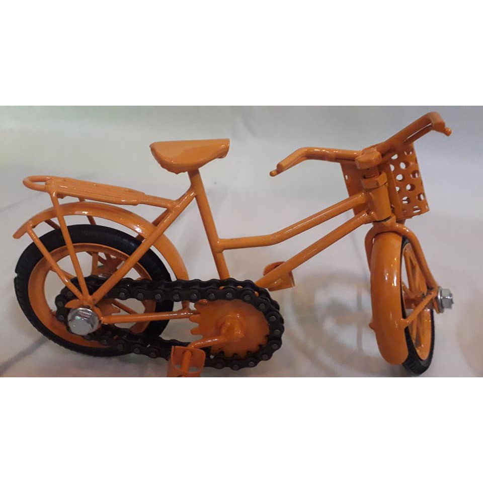 Xe đạp sắt vàng nhỏ trang trí