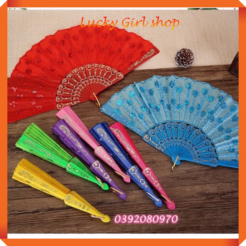 Quạt Xếp Cầm Tay Đuôi Công Gắn Kim Sa Vải Lụa Nan Nhựa PP Chạm Trỗ Xinh Xắn Size 23*42cm - Lucky Girl shop