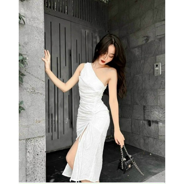 Đầm trắng lệch vai rút dây.