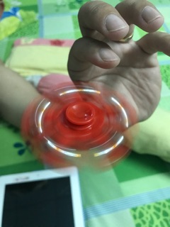 Con quay tay Fidget spinner