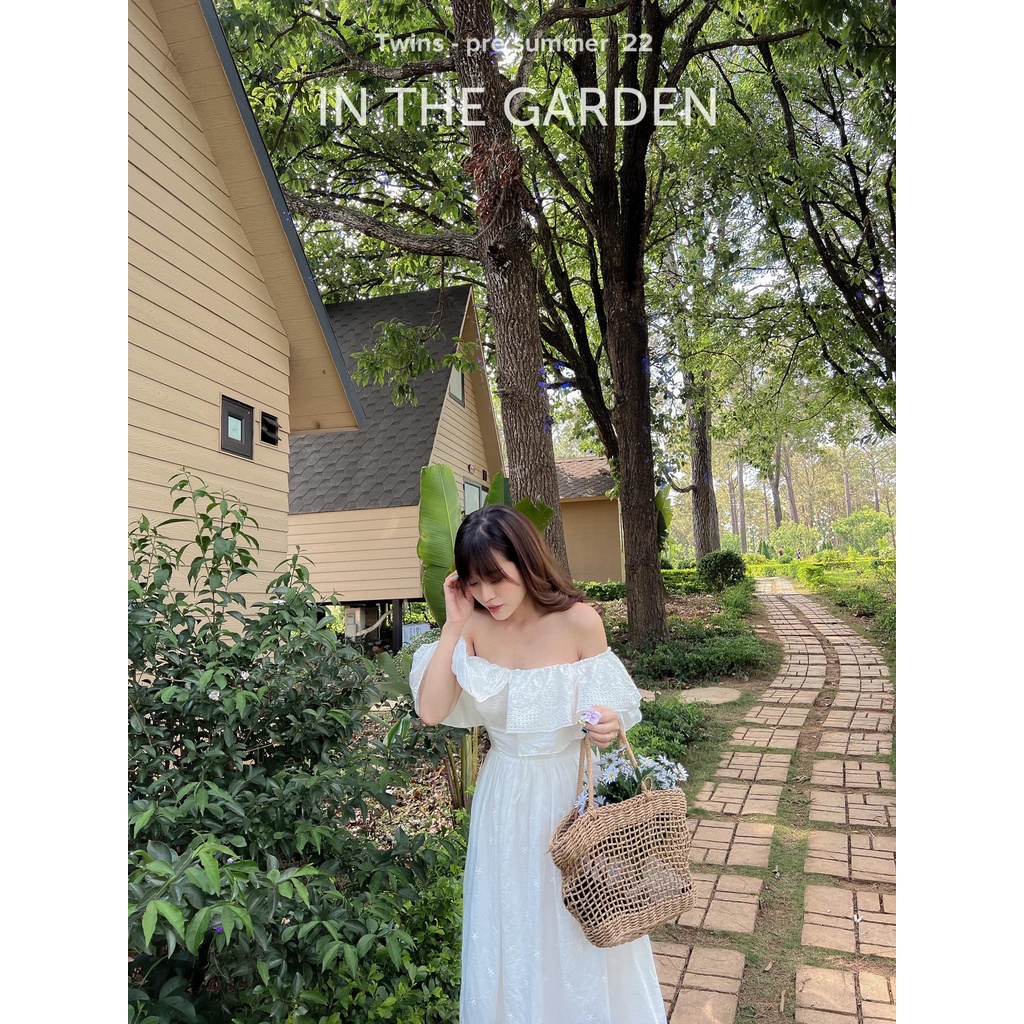 Đầm maxi trắng lệch vai xếp ly ( Off shoulder pleated white maxi )