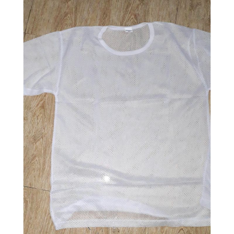 Một cái áo thun lá lổ cho người lớn size 50 ký màu trắng loại sát nách sản xuất tại Việt Nam