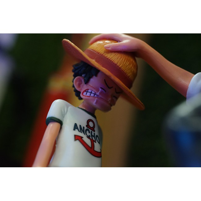 MÔ HÌNH SHARK XOA ĐẦU LUFFY CẢNH PHIM HUYỀN THOẠI MỞ ĐẦU ONE PIECE