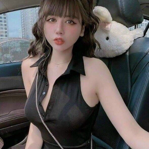 Áo croptop cổ polo cài cúc đen trắng sát nách hở lưng sexy