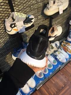 Giày sneaker