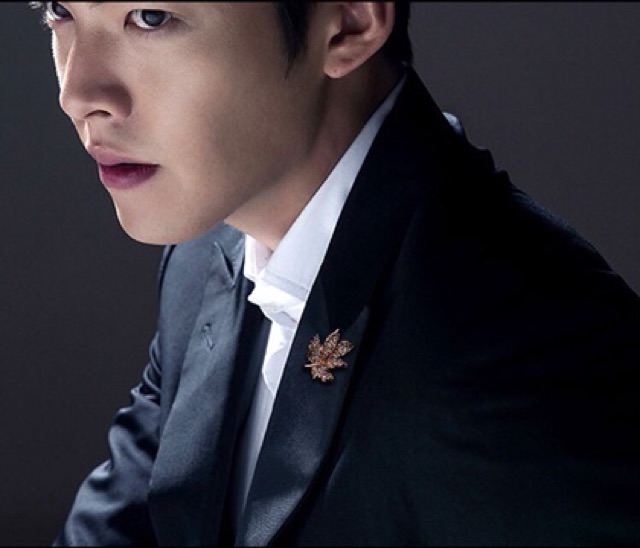 Cài áo nam nữ hình lá phong đính hạt A1089