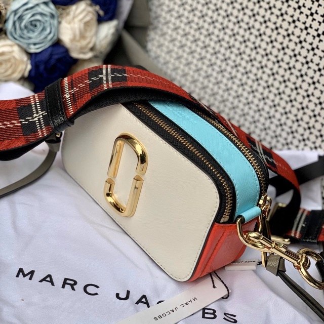 Túi Marc Jacobs Snapshot trắng phối colorblock kèm dây kẻ sọc đỏ tinh tế