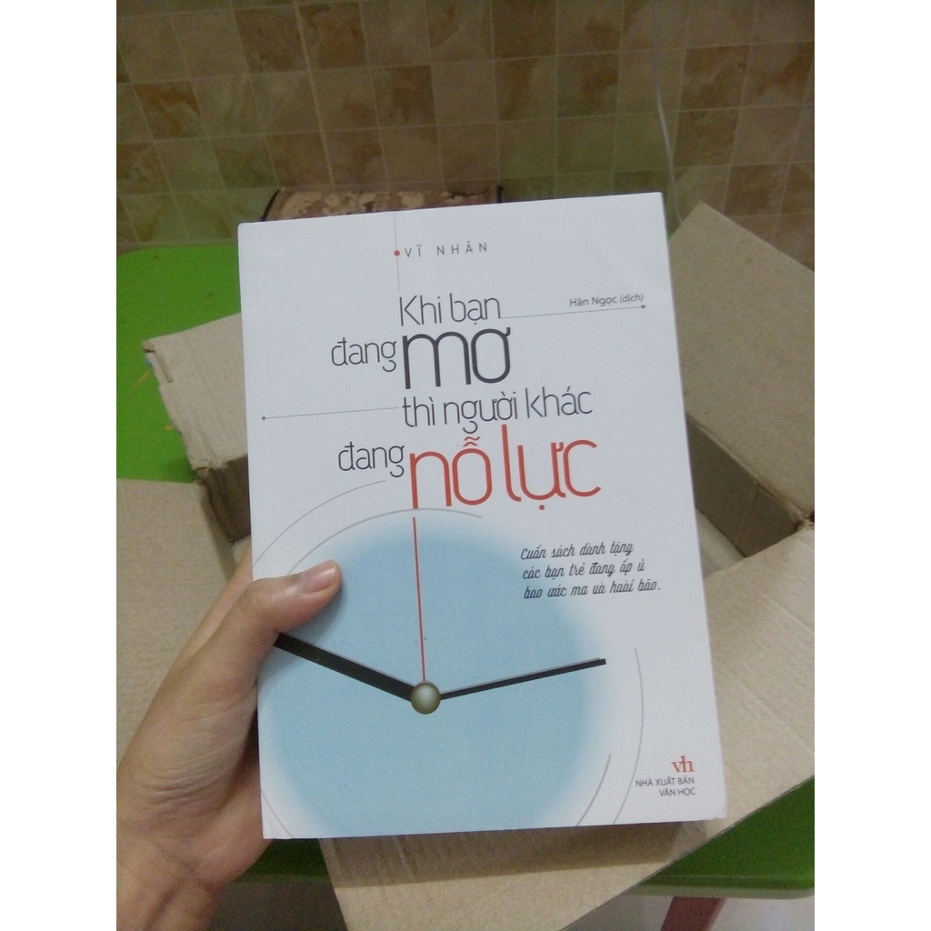 Sách - Khi Bạn Đang Mơ Thì Người Khác Đang Nỗ Lực