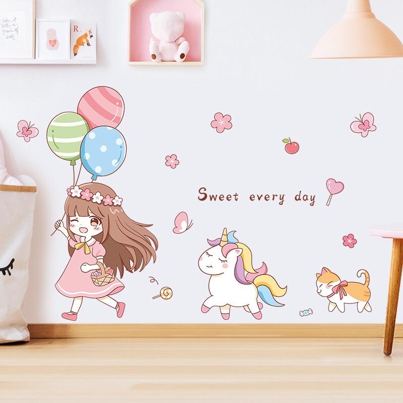 Decal dán tường, Tranh dán tường trang trí phòng ngủ em bé cầm bóng bay và ngựa poly.