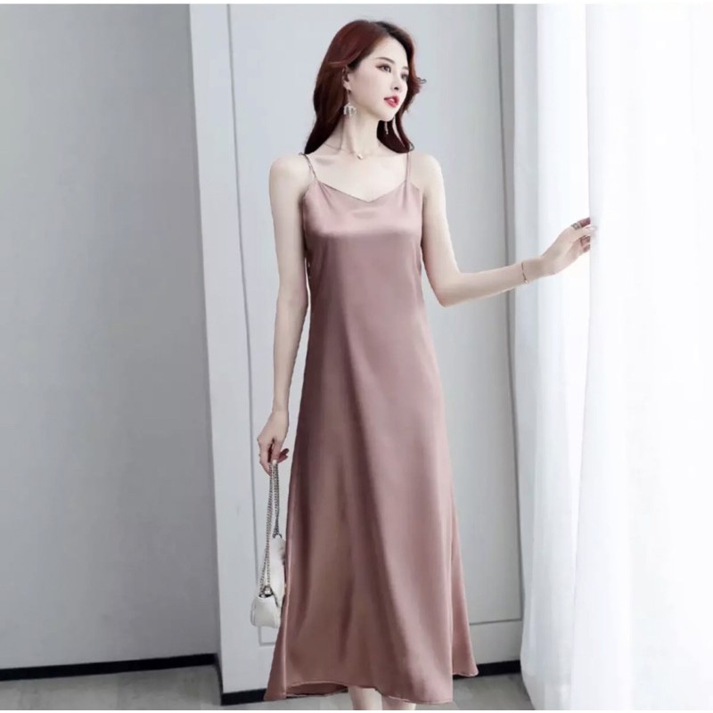 Đầm 2 dây lụa màu hồng phấn đậm