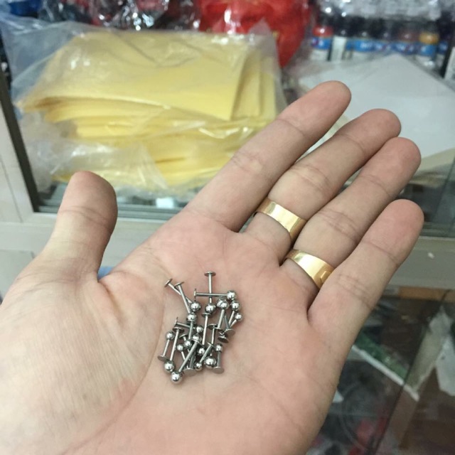 Khuyên má - khuyên lưỡi