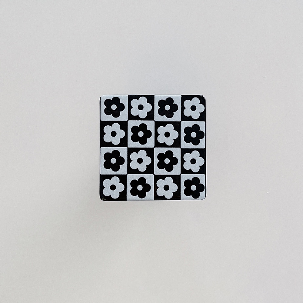 Cod Qipin Giá Đỡ Điện Thoại Hình Vuông Kẻ Sọc Caro Trắng Đen Chống Thất Lạc Có Thể Gập Lại