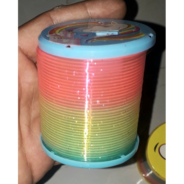 Một cái cầu vòng lò xo có đèn Led nhiều màu sắc loại 60mm bằng nhựa rất đẹp