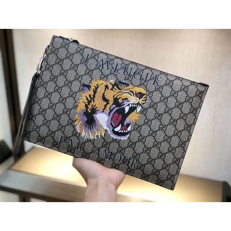 clutch cầm tay nam kéo khóa có quai cầm in họa tiết đầu hổ Gucci GC