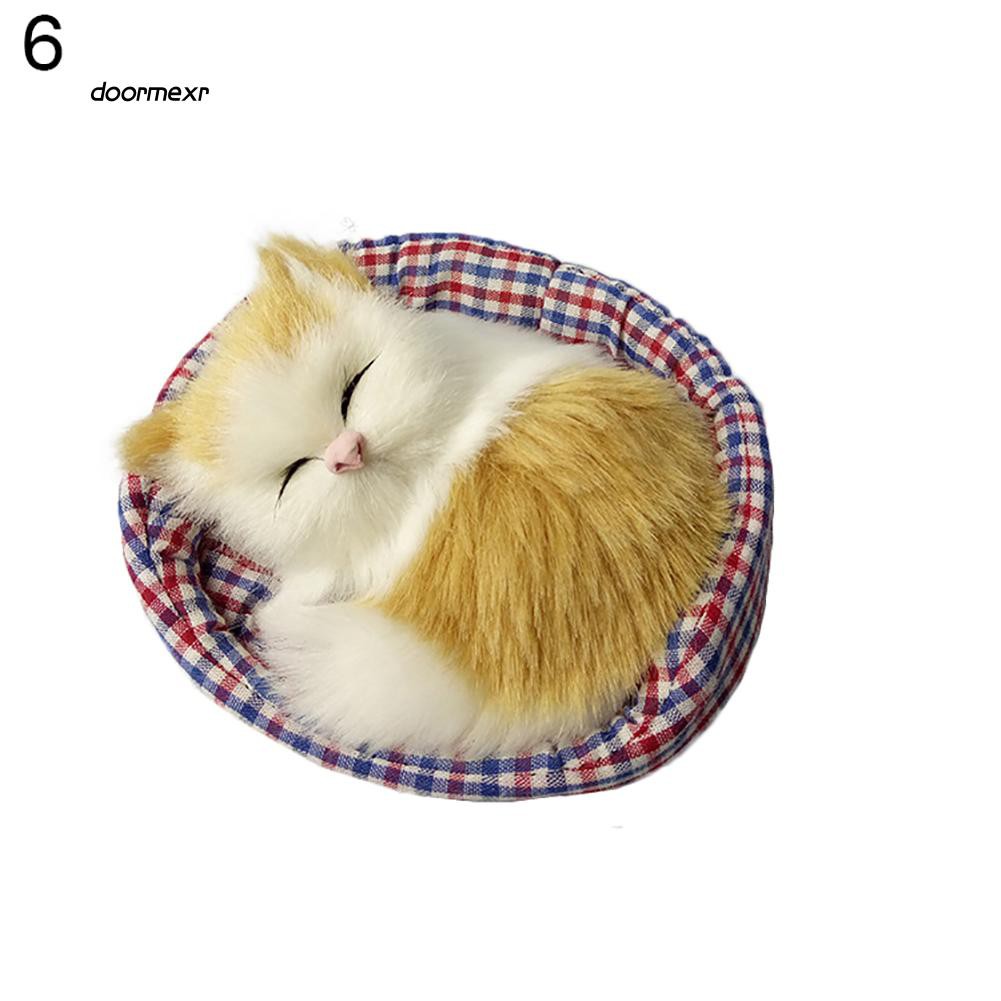 Mèo nhồi bông nằm ngủ trên thảm ngủ trải giường đáng yêu