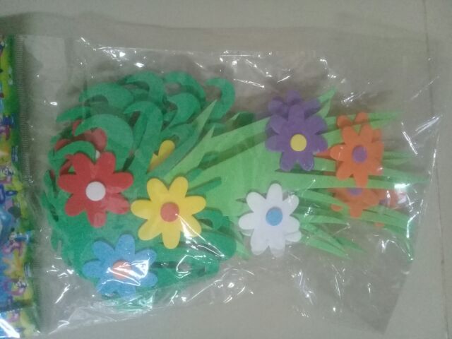 Hoa lá xốp bi tít sinh động tạo cho lớp một không gian nhiều màu sắc