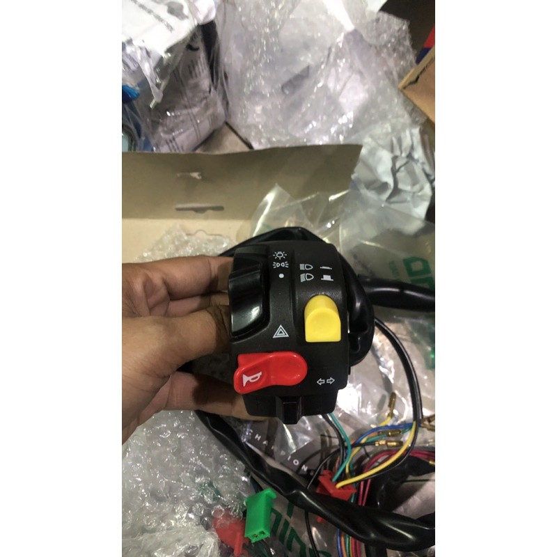 Cùm công tắc domino nút vàng