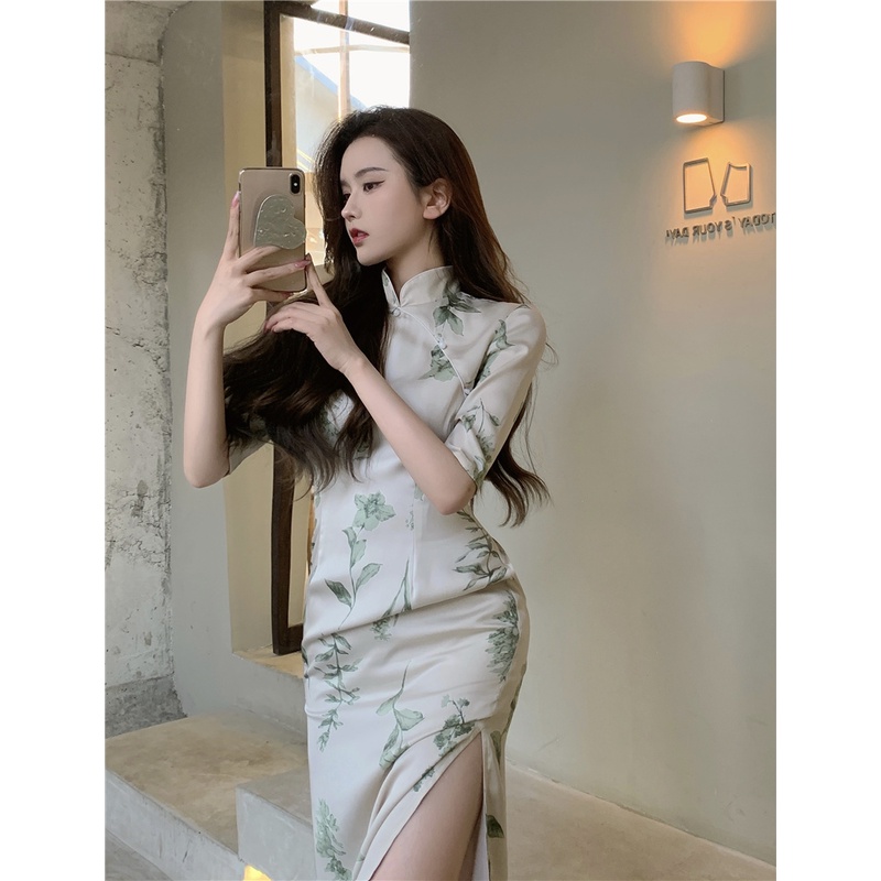 Sườn xám dài  cách tân tay lỡ hoa văn xanh trang nhã phong cách Thượng Hải