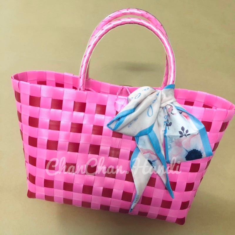 PINK giỏ nhựa đan tay caro màu hồng nhạt mix màu đỏ nổi bật sử dụng đi biển chụp hình