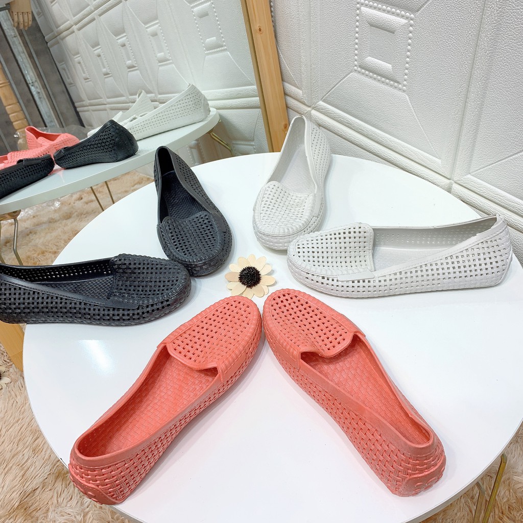 Giầy búp bê nhựa lỗ form to hơn 1 size dép thể thao nữ đế cao su đi làm đi chơi trong nhà êm chân 3L05