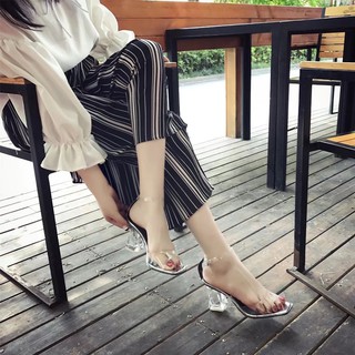 Giày cao gót và quai trong suốt