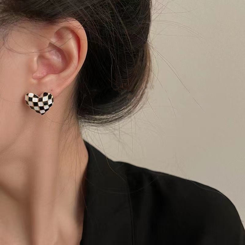 Bông tai nữ hình trái tim cá tính, khuyên tai họa tiết bàn cờ ulzzang Yinxx PK20