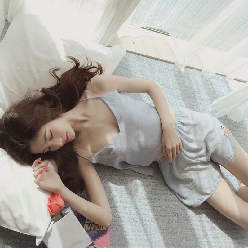 Bộ đồ ngủ gồm áo 2 dây cổ chữ V và quần ngắn lưng cao quyến rũ dành cho nữ | BigBuy360 - bigbuy360.vn