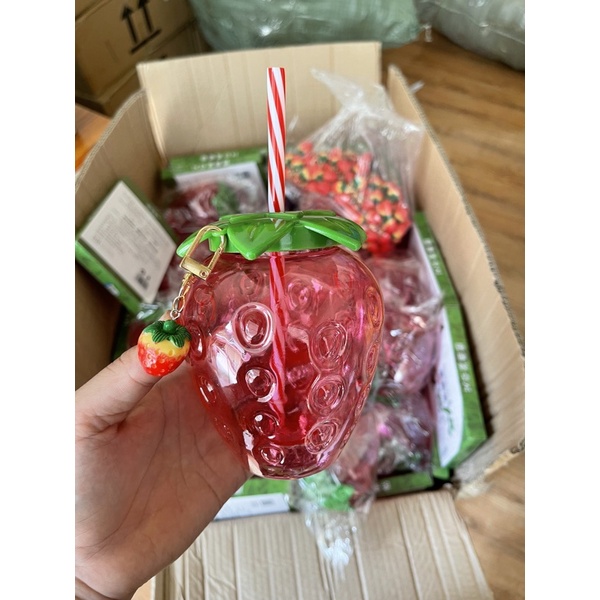 Bình nước hình quả dâu tây 500ml kèm ống hút và móc khóa | BigBuy360 - bigbuy360.vn