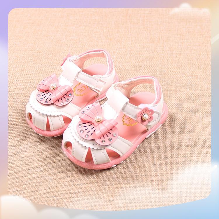 sandal bé gái size 15-16 da PU phủ bóng