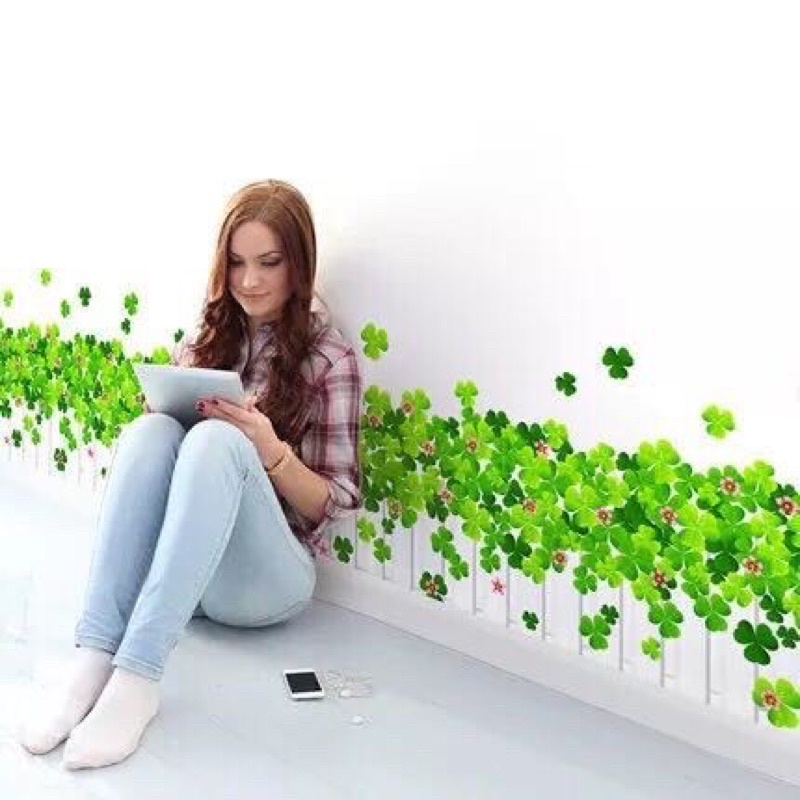 Decal tranh dán chân tường Hàng rào trắng cỏ may mắn xanh