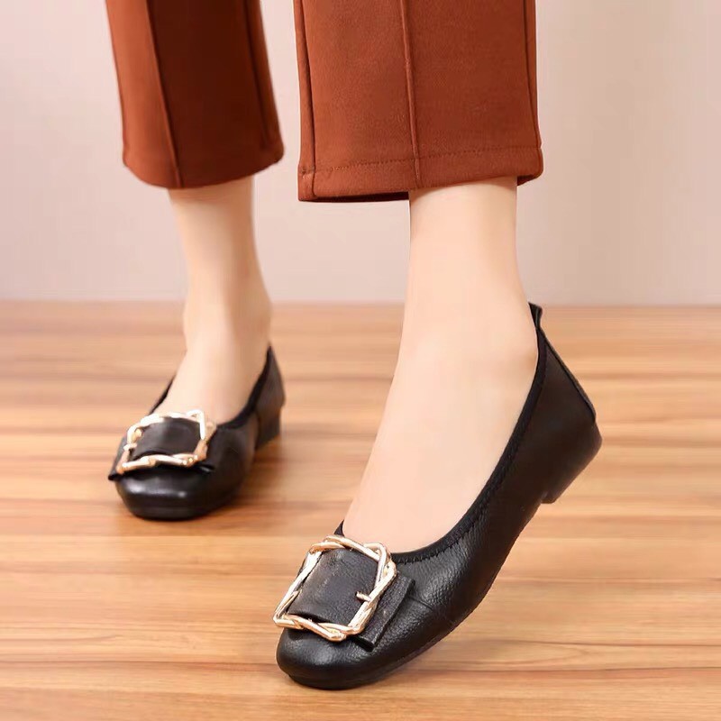 Giày bệt mũi vuông gắn khóa xoắn cực xinh