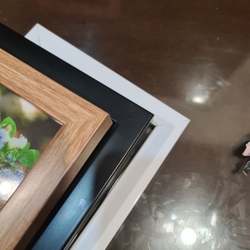 Khung ảnh 35x50 hoặc 50x70, khung mica sáng nhẹ, có 2 lớp màng chống xước