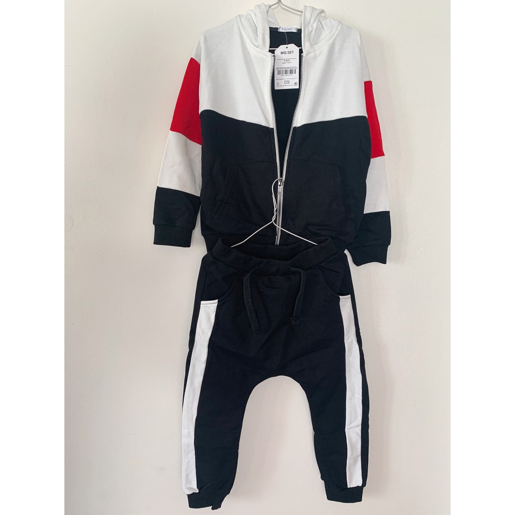 SET 2 CHIẾC BÉ TRAI - NEXT – SIZE 12-18M , 3-4Yrs  – ÁO KHOÁC NỈ CÓ MŨ ĐỎ TRẮNG ĐEN, QUẦN DÀI ĐEN –