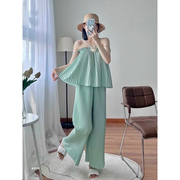 Set Bộ Áo Yếm Đính Hoa Trắng Dập Ly  Hoa Kèm Quần Ống Rộng