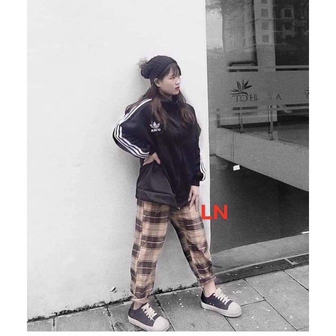 Áo khoác nỉ ba sọc lô gô +quần kẻ karo
